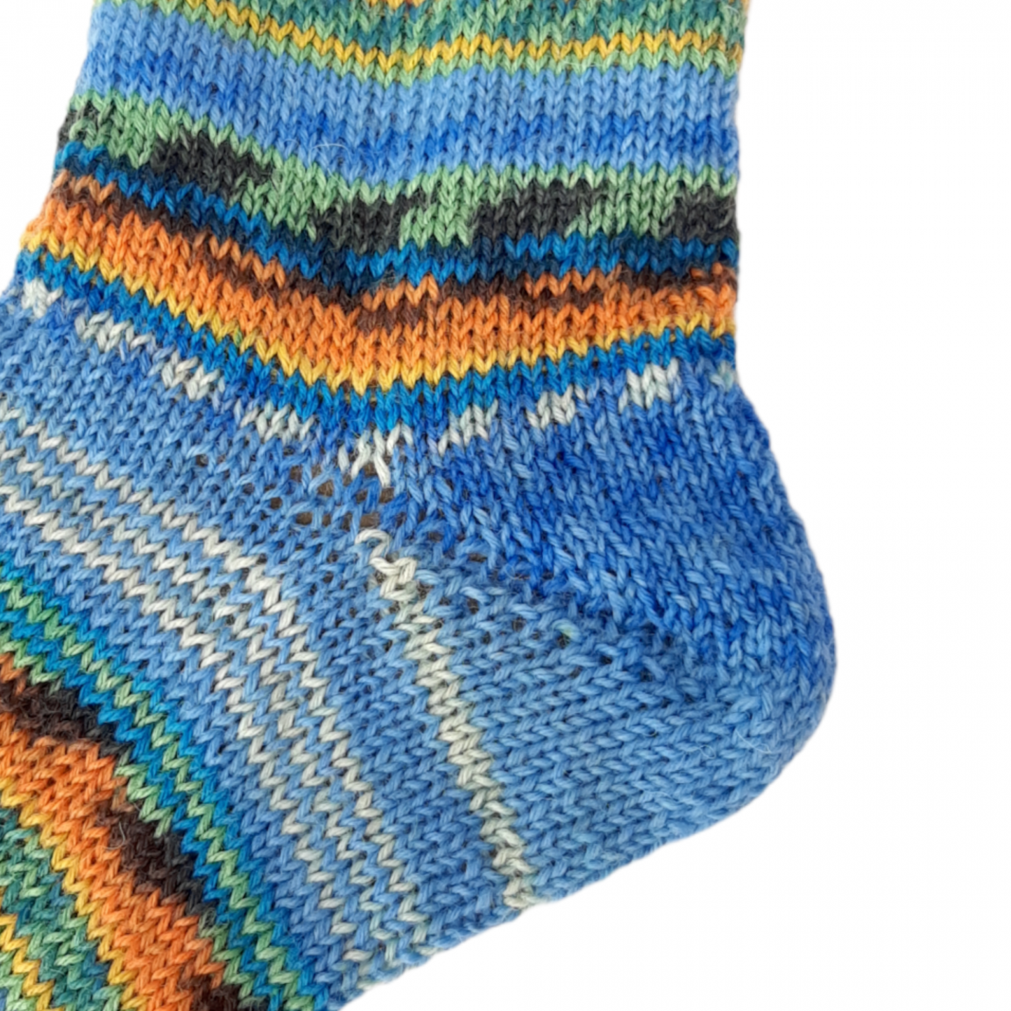 Handgestrickte Socken blau-orange-gelb-grün-schwarz-weiß gestreift