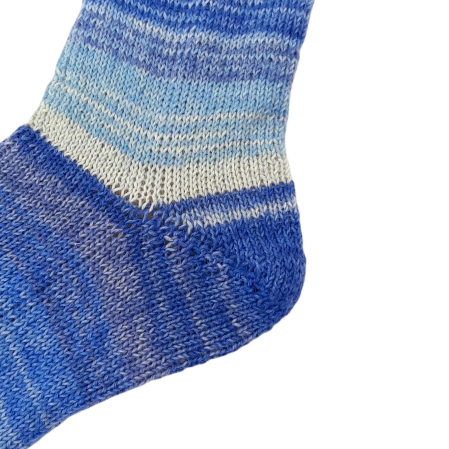 Handgestrickte Socken hellblau-blau-dunkelblau