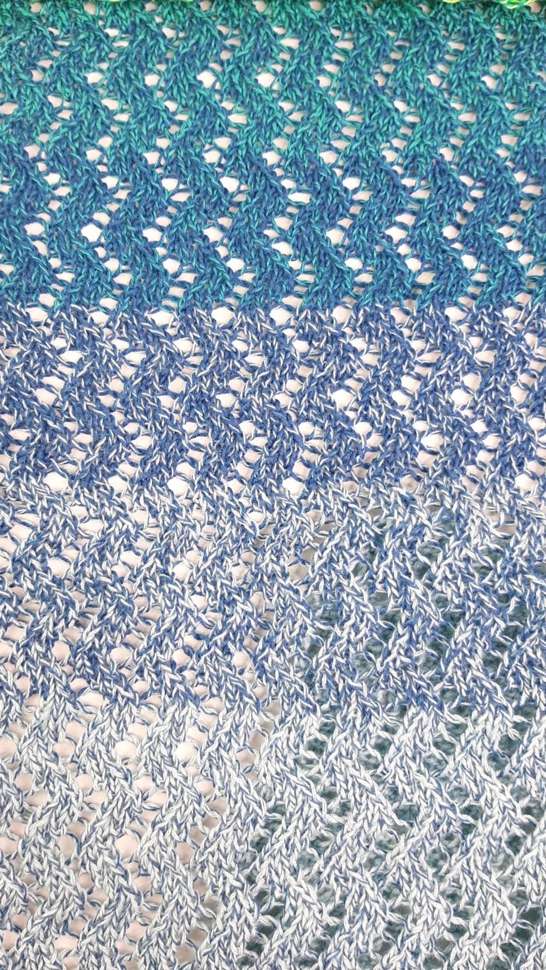 sommerliches Dreieckstuch mit Lochmuster aus Baumwolle und Polyacryl grün/blau