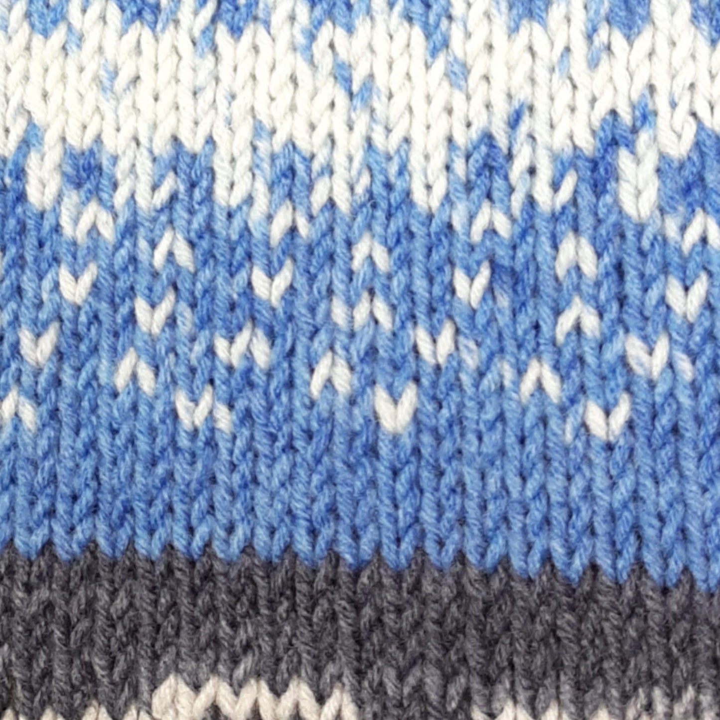 Kurzschal mit Norwegermuster und Fellbommel