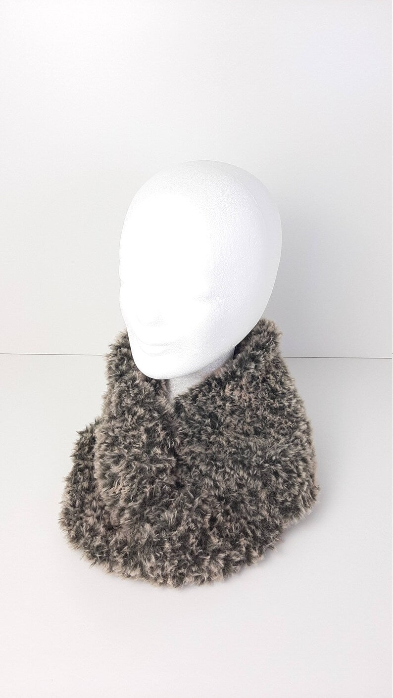 Handgestrickter Loopschal aus flauschigem Teddygarn